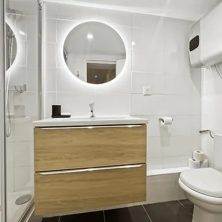 Convinient Souplex Basement 5mn Near Metro And Montmartre Apartment